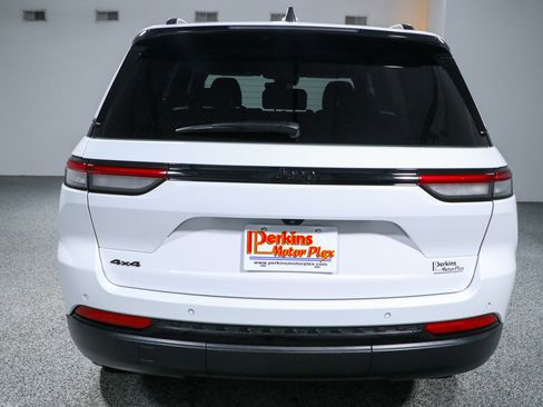 Used 2023 Jeep Grand Cherokee Altitude AWD/4WD image 8