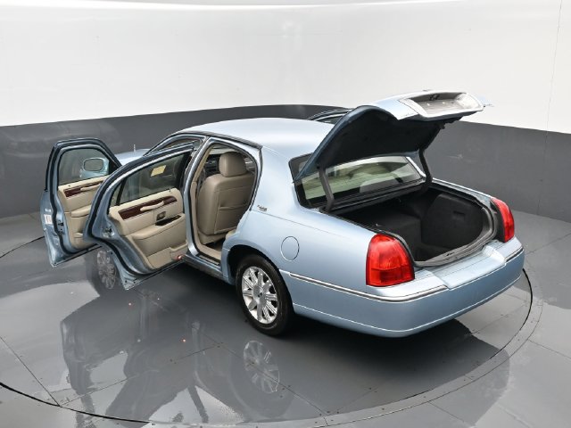 Used 2010 Lincoln Town Car Signature Limited RWD image 29