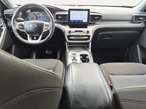 Used 2024 Ford Explorer XLT image 3
