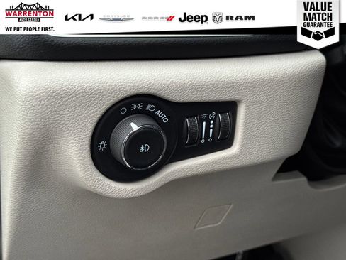 Used 2024 Chrysler Pacifica Touring-L image 20