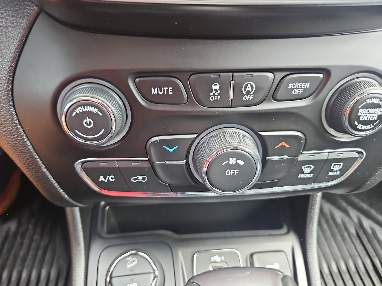 Used 2021 Jeep Cherokee Latitude Lux w/ Mopar Interior Package AWD/4WD image 33