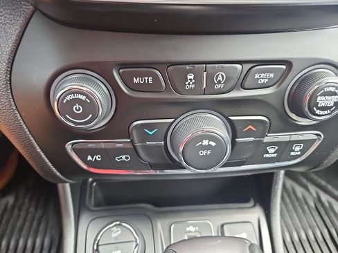 Used 2021 Jeep Cherokee Latitude Lux w/ Mopar Interior Package AWD/4WD image 33