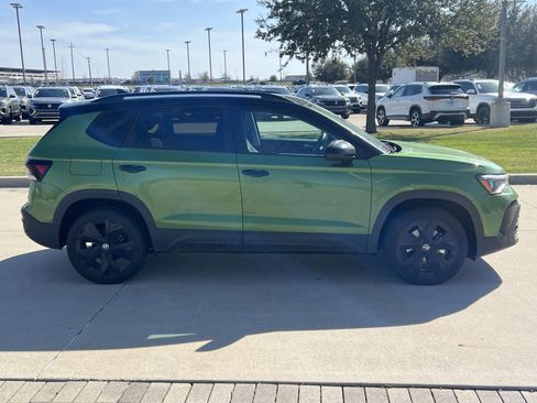 Certified 2025 Volkswagen Taos SE image 11