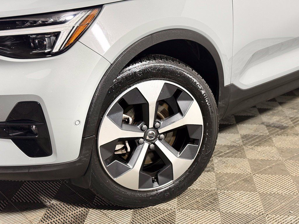Used 2024 Volvo XC40 B5 Plus w/ Protection Package Premier AWD/4WD image 2
