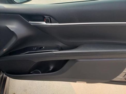 Used 2018 Toyota Camry SE FWD image 19