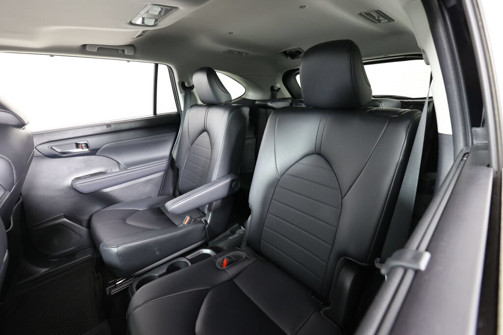 Used 2023 Toyota Highlander XLE AWD/4WD image 16