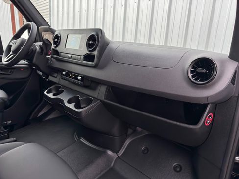 Used 2024 Mercedes-Benz Sprinter 2500 image 13