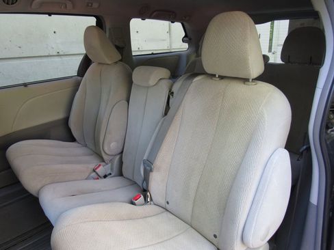 Used 2014 Toyota Sienna LE FWD image 17
