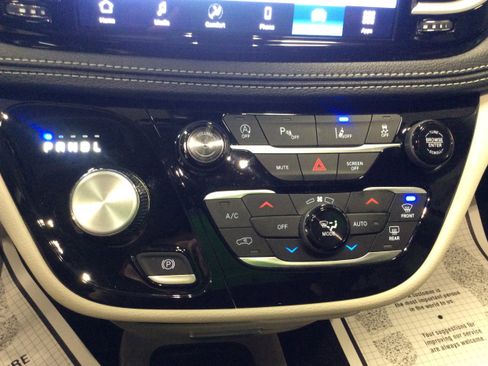 Used 2024 Chrysler Pacifica Touring-L image 30