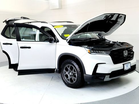 Used 2025 Honda Pilot TrailSport image 12