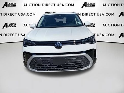 Used 2025 Volkswagen Taos SE AWD/4WD image 2