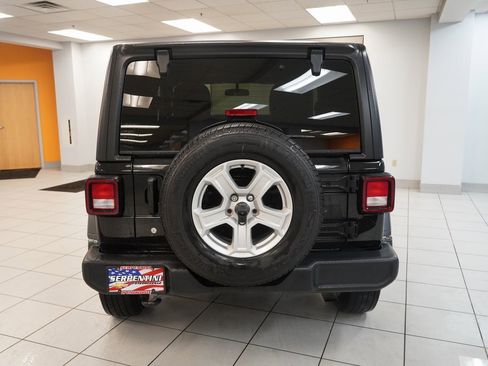 Used 2018 Jeep Wrangler Sport image 8