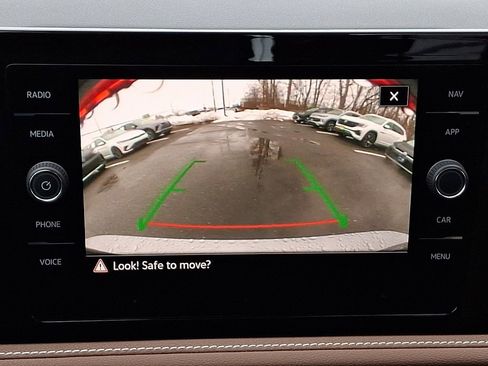 Certified 2025 Volkswagen Jetta SEL image 18