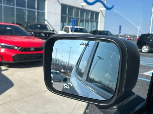 Used 2017 Jeep Renegade Sport w/ Power & Air Group image 25