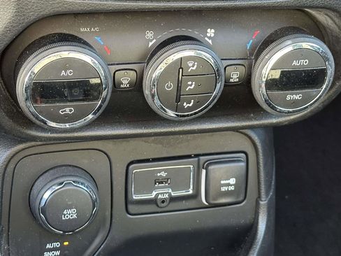 Used 2015 Jeep Renegade Latitude w/ Popular Equipment Group image 12