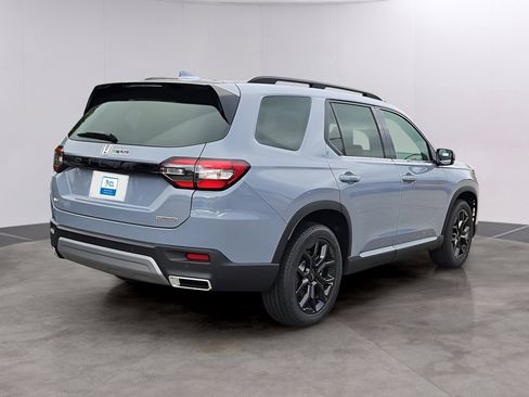 Certified 2025 Honda Pilot Touring image 2