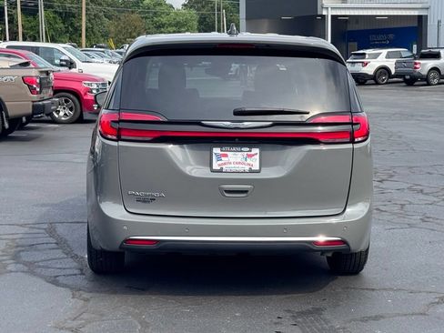 Used 2023 Chrysler Pacifica Touring-L FWD image 17