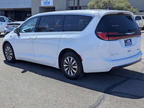 Used 2023 Chrysler Pacifica Touring-L FWD image 4