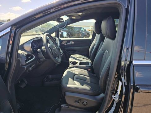 New 2026 Chrysler Pacifica Select FWD image 9