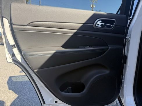 Used 2018 Jeep Grand Cherokee Laredo image 40