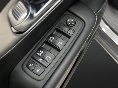 Used 2023 Chrysler Pacifica Limited w/ Uconnect Theater Family Group FWD image 21