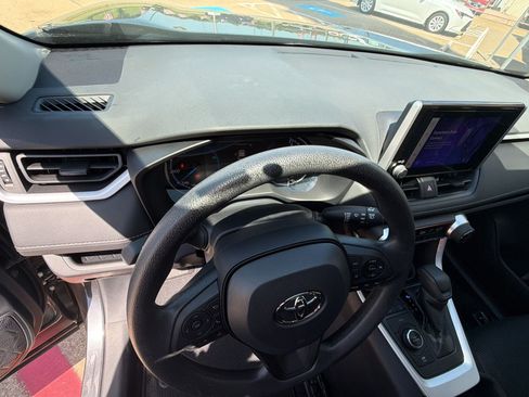 Used 2025 Toyota RAV4 LE AWD/4WD image 27