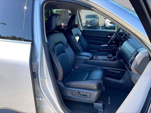 Used 2023 Nissan Pathfinder SL w/ Black Appearance Package AWD/4WD image 11