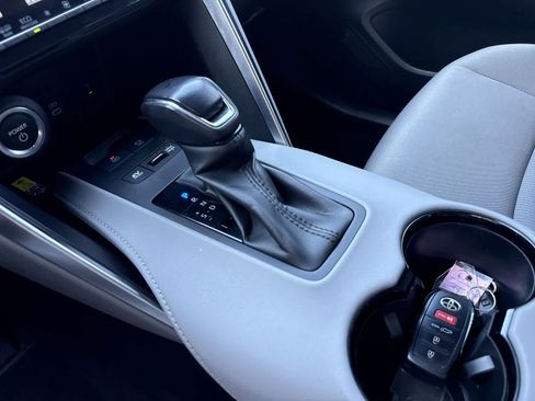 Used 2023 Toyota Venza LE image 29