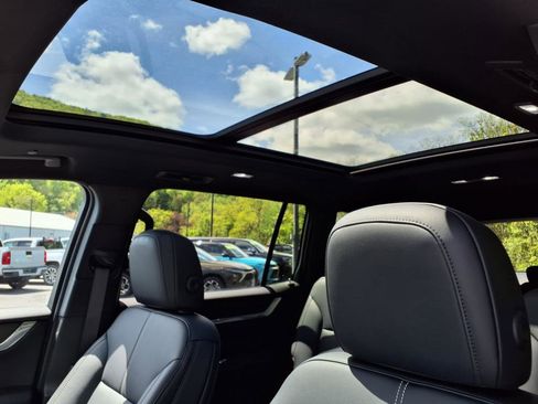 Used 2024 GMC Acadia Elevation image 8