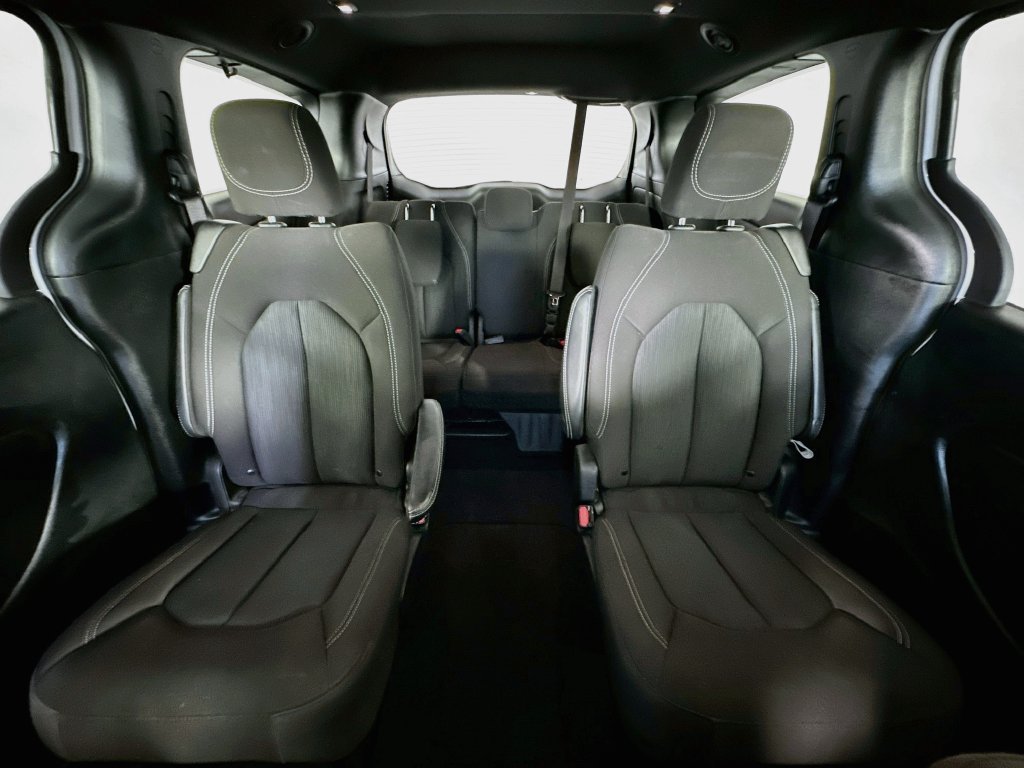 Used 2023 Chrysler Pacifica Touring FWD image 13