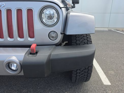Used 2018 Jeep Wrangler Unlimited Sahara AWD/4WD image 9