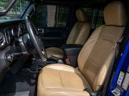 Used 2019 Jeep Wrangler Unlimited Rubicon w/ Dual Top Group AWD/4WD image 11
