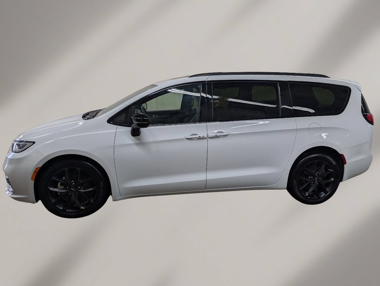Used 2025 Chrysler Pacifica Limited FWD image 2