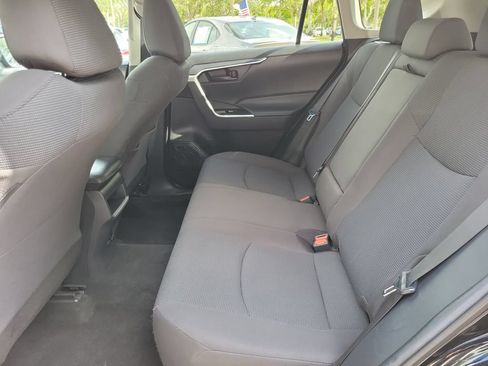 Used 2021 Toyota RAV4 LE FWD image 7