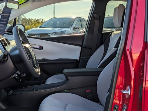 Used 2022 Toyota Prius LE image 19