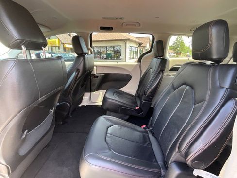 Used 2018 Chrysler Pacifica Touring-L FWD image 28