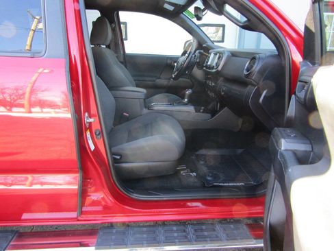 Used 2018 Toyota Tacoma TRD Sport image 10