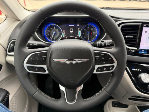 Used 2024 Chrysler Pacifica Touring-L image 19