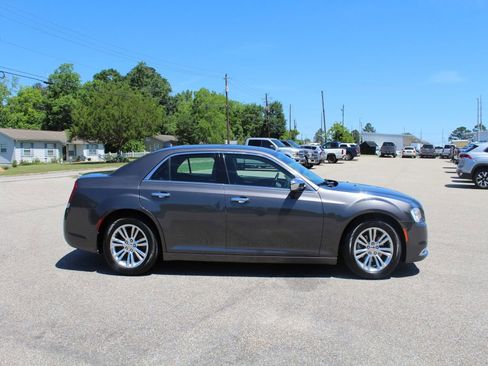 Used 2016 Chrysler 300 C RWD image 4