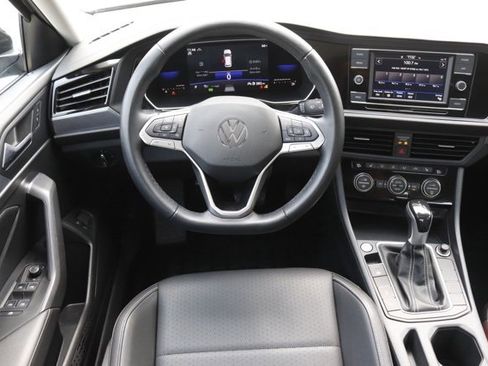 Used 2022 Volkswagen Jetta SE w/ Panoramic Sunroof Package image 17