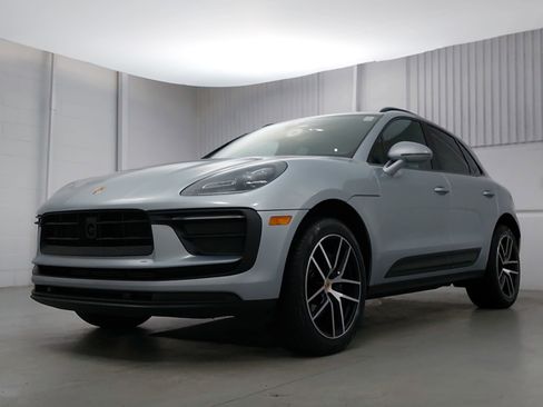 Certified 2025 Porsche Macan image 1