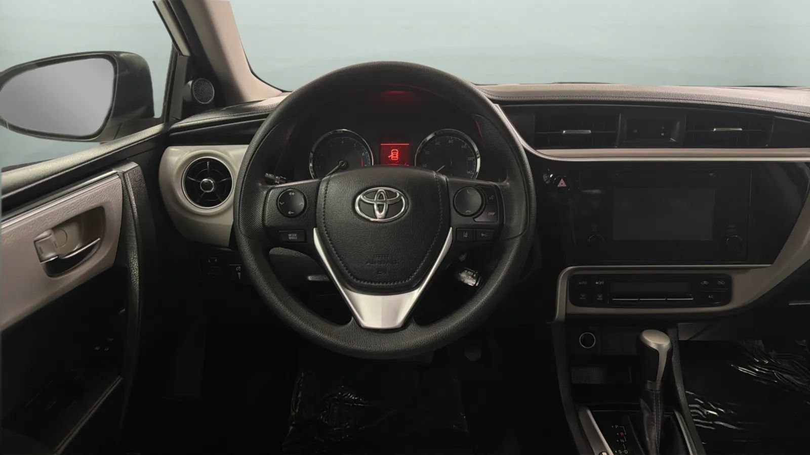 Used 2018 Toyota Corolla LE w/ Carpet Mat Package (TMS) FWD image 10