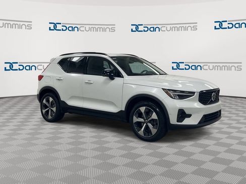 Used 2023 Volvo XC40 B4 Ultimate FWD image 2