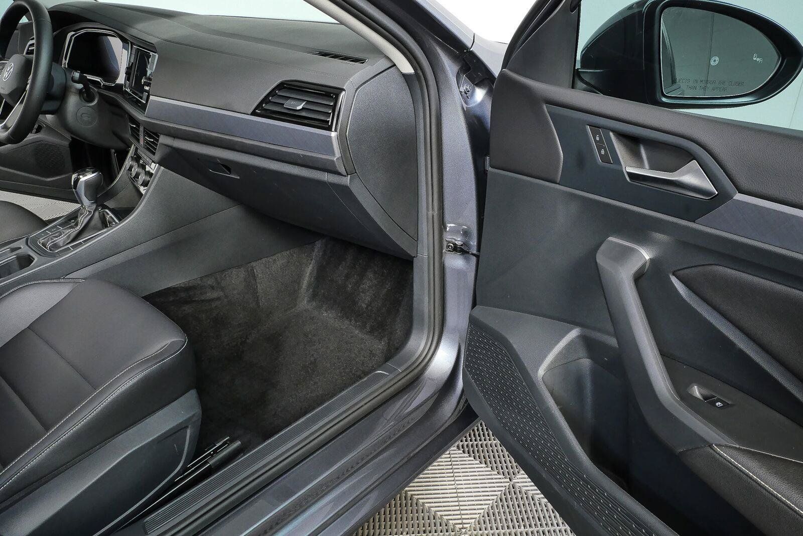 Used 2024 Volkswagen Jetta SE w/ Panoramic Sunroof Package FWD image 21