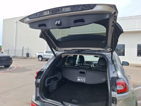 Used 2017 Jeep Cherokee Trailhawk AWD/4WD image 39