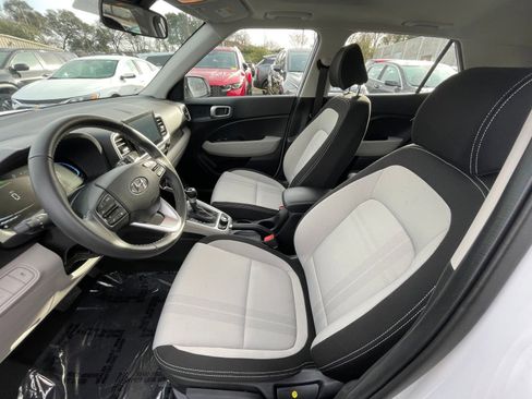 Used 2025 Hyundai Venue SEL image 25