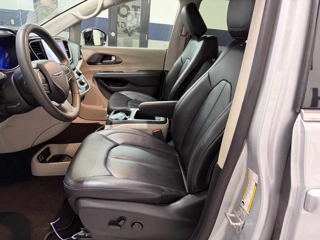 Used 2024 Chrysler Pacifica Touring-L FWD image 17