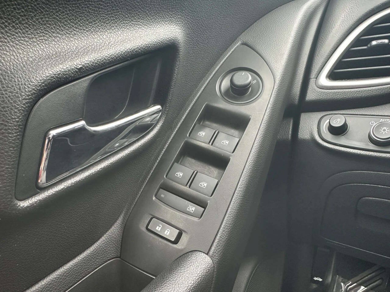 Used 2017 Chevrolet Trax LT w/ LT Convenience Package AWD/4WD image 28