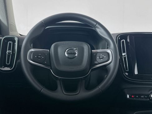 Used 2025 Volvo XC40 B5 Plus image 18