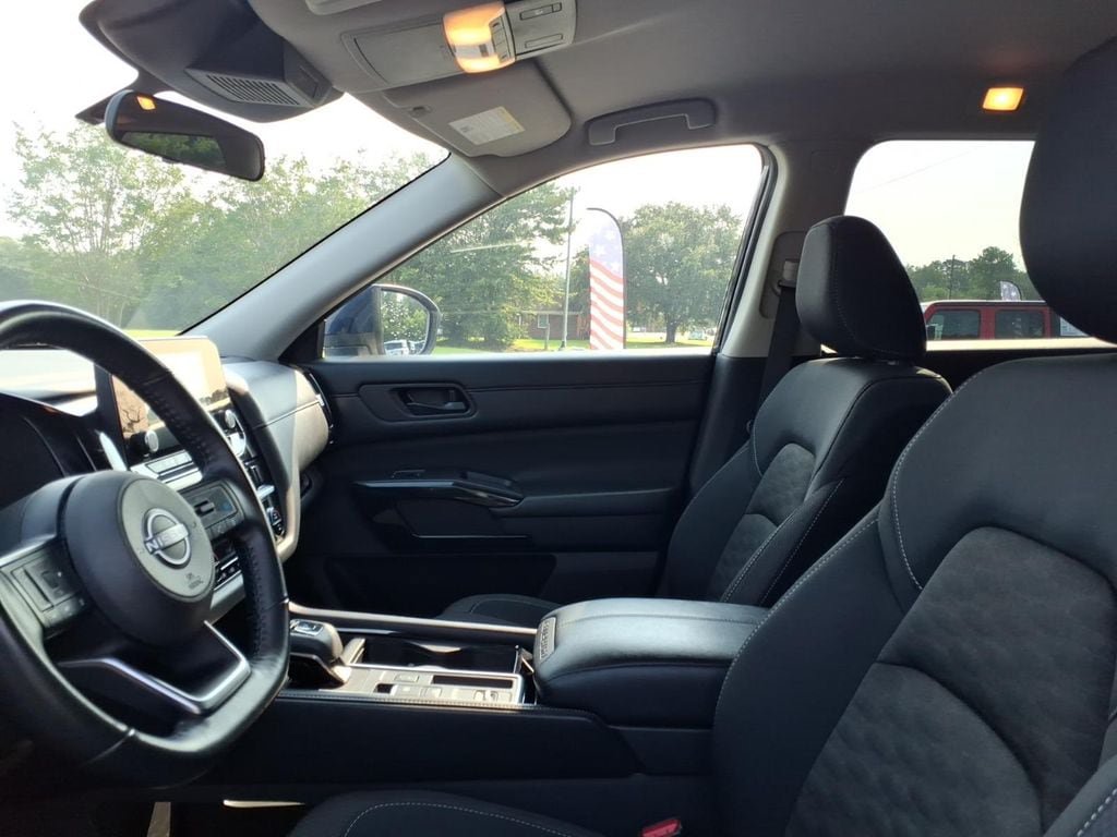Used 2024 Nissan Pathfinder SV FWD image 7